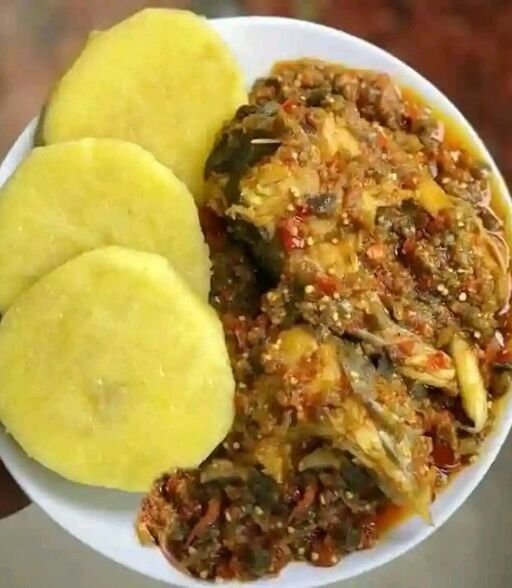 yam slices with garden eggs sauce and fish