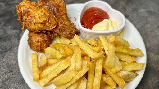 Yam fries with gizzard / chicken wings image