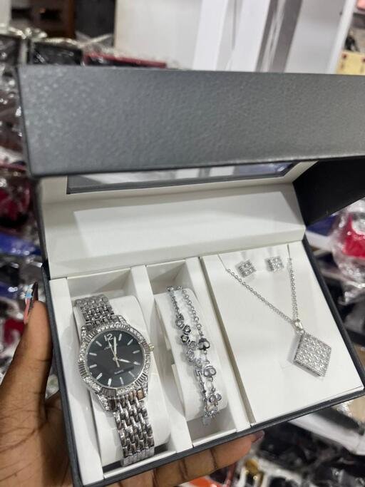 Fashion 4pcs/set watch and bracelet women set party birthday gifts jewelry wrist watch clock